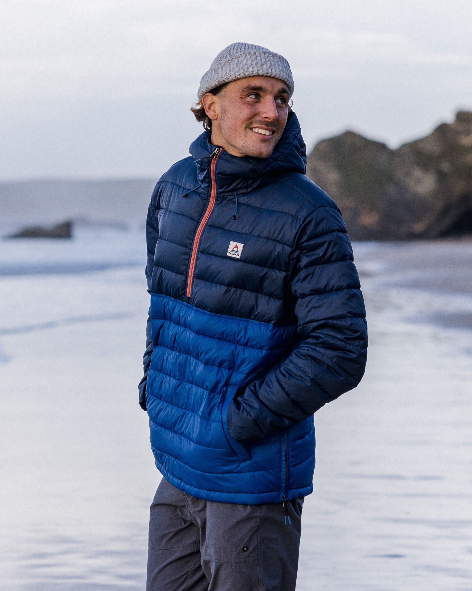 Roamer Recycled Insulated Overhead Jacket Rich Navy/Cobalt – Passenger